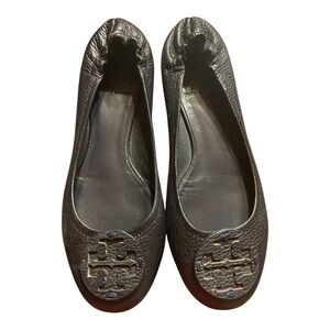 Tory Burch Reva Pebbled Navy Leather Logo Ballet Flats